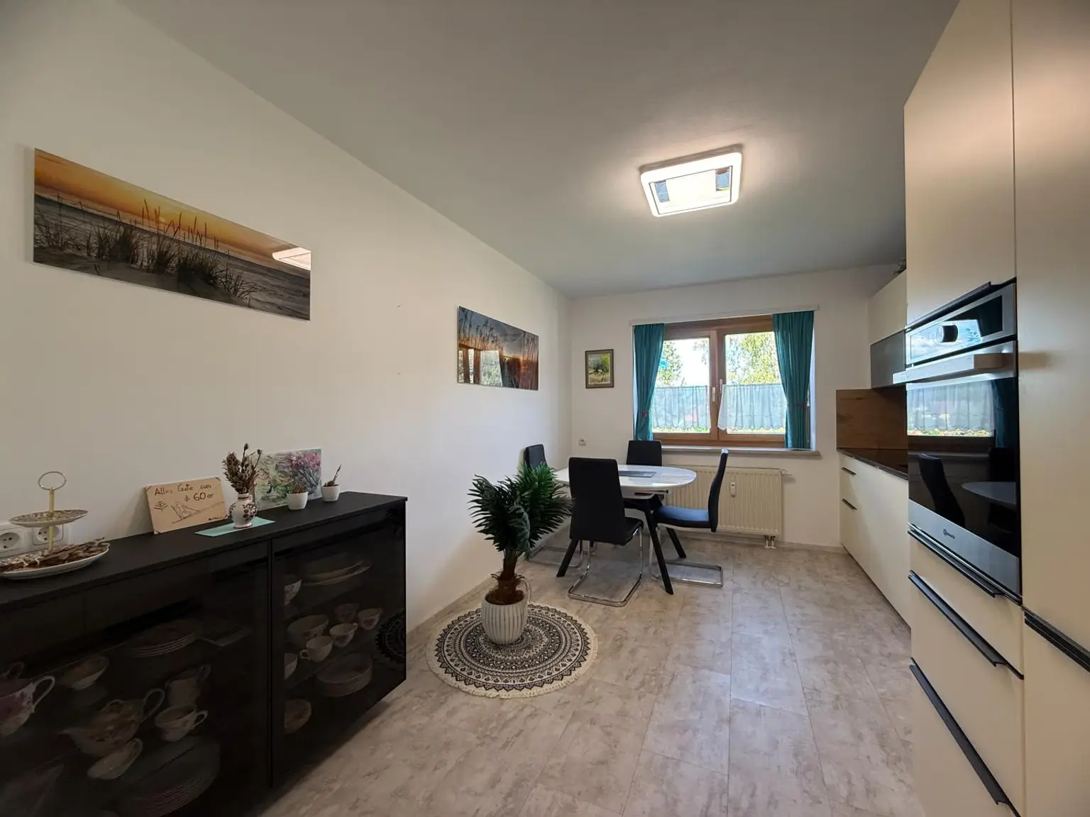 *** Hochwertig möbliert & top saniert: Stilvolle 74m²-Wohnung mit Loggia in ruhiger Lage + Carport ***