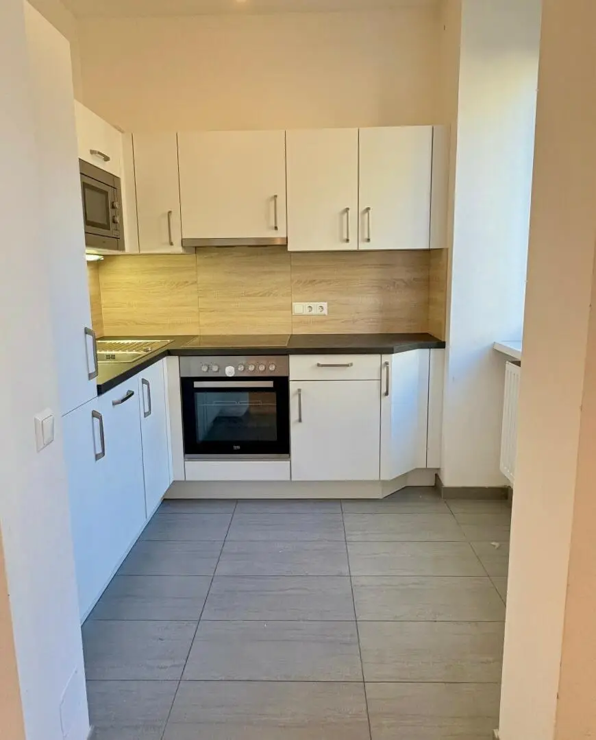 offene Küche mit Fenster