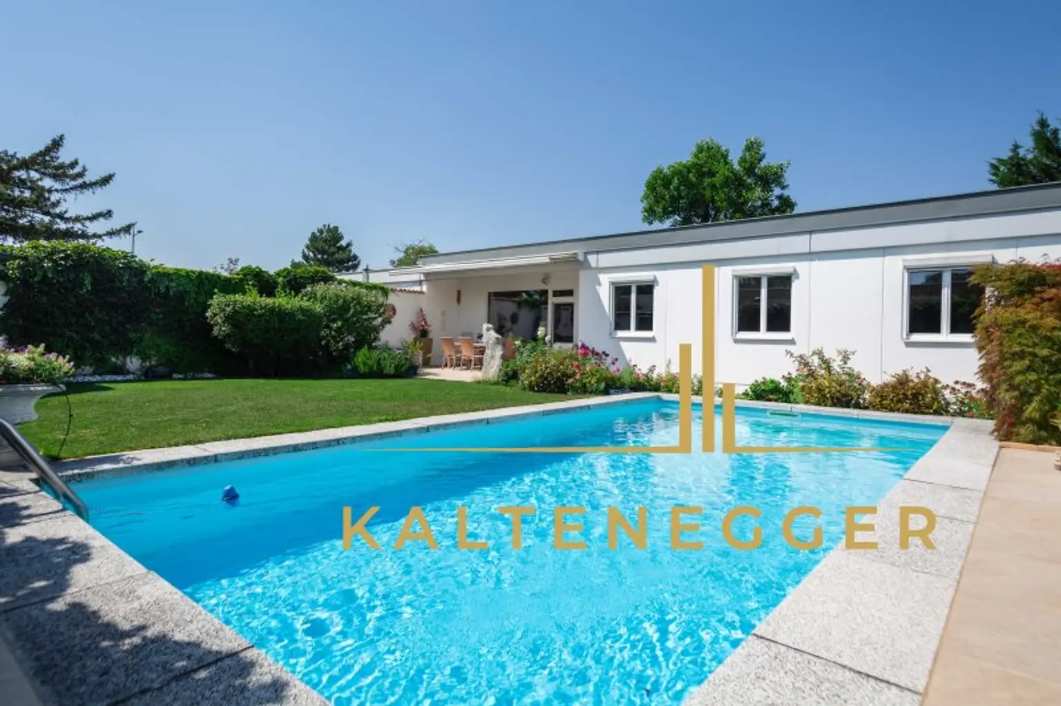 Poolbereich mit sonniger Terrasse und hoher Privatsphäre