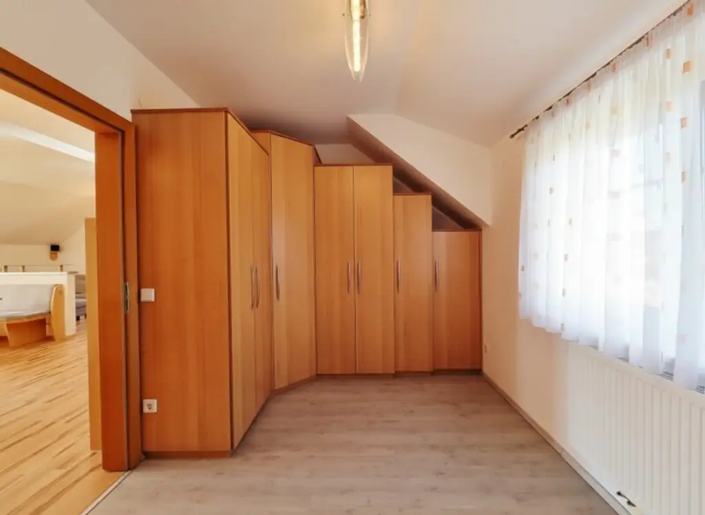 Naturnahes Wohnen mit exklusivem Extra: Schwimmteich in der Anlage