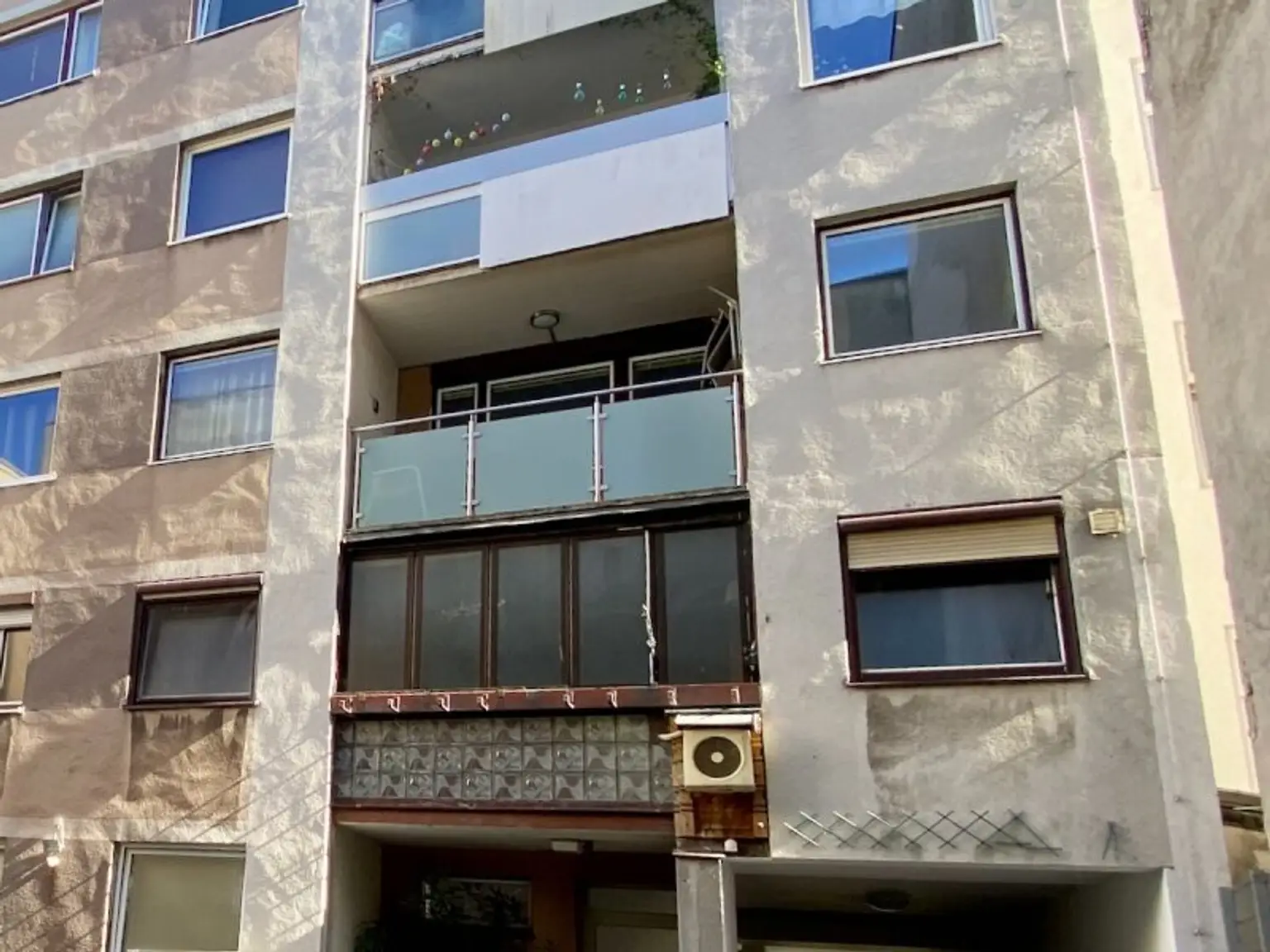 4 ZIMMER-Wohnung zu SANIEREN mit HOFSEITIGER LOGGIA