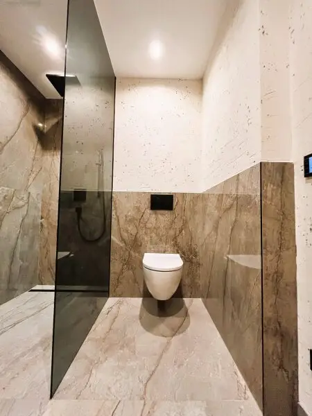 Bad 1 mit Walk-In-Dusche und WC