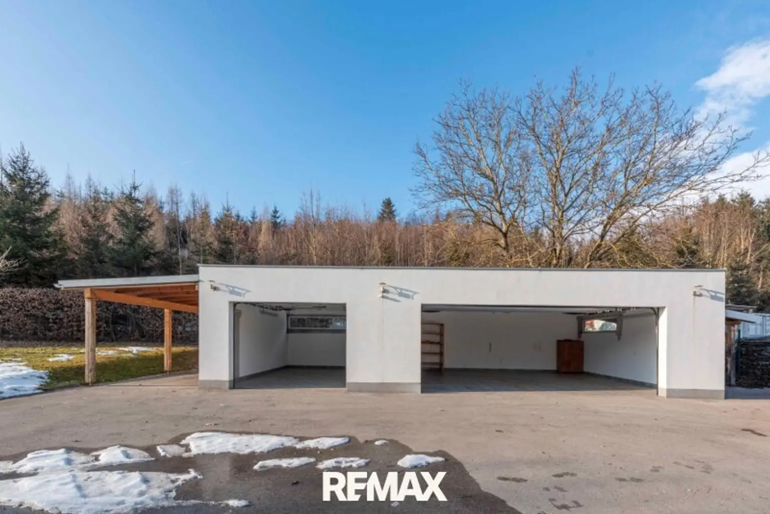 3 Garagen  mit 1 Carport
