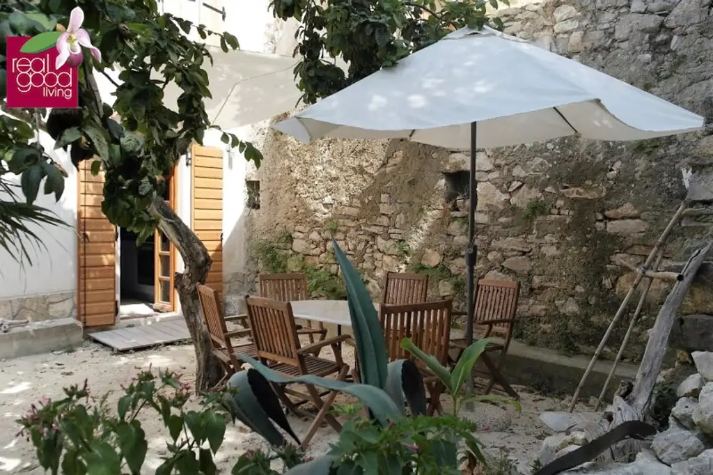 Respiro Mediterraneo Dinka – Authentische Steinvilla mit Kamin