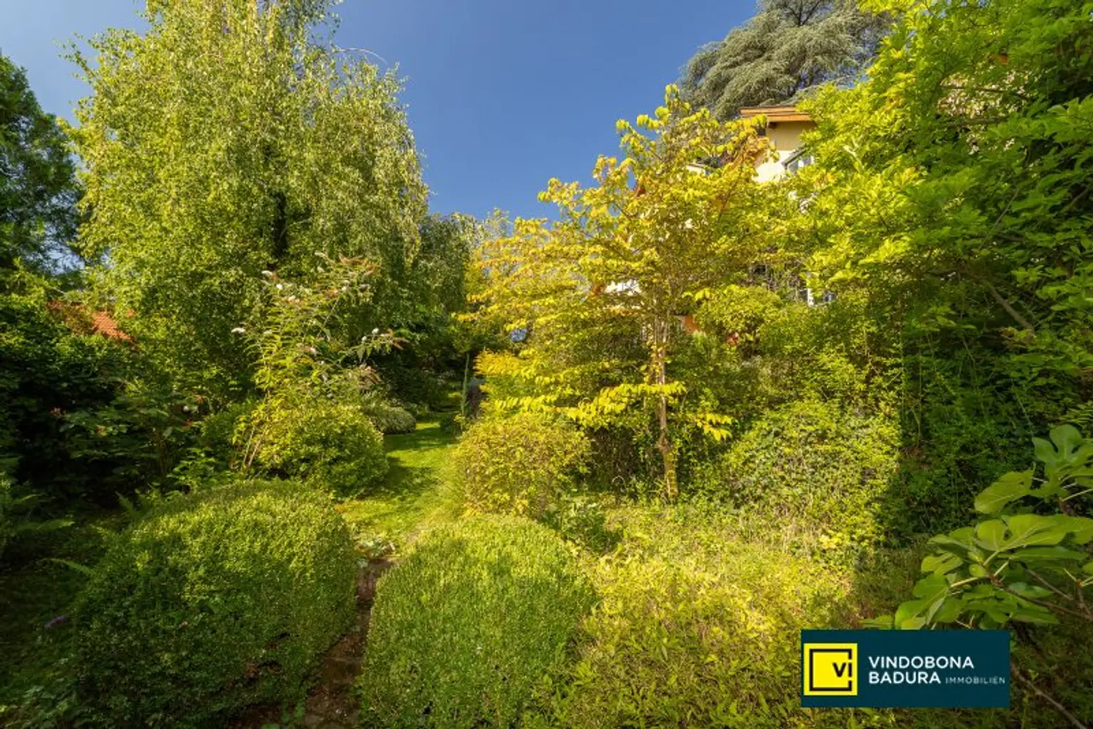 Stadt trifft Land: Exklusive Villa mit Gartenidylle und Schwimmbiotop in Ruhelage.