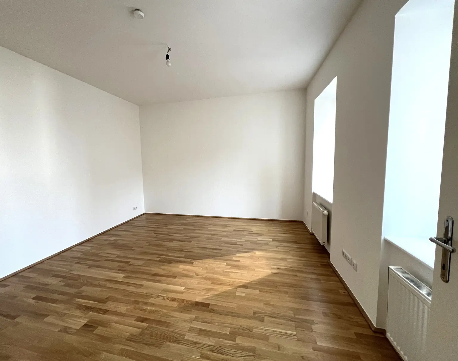 TOP LAGE: Moderne, ruhige und klimatisierte Dachgeschoss-Wohnung mit Terrasse / TOP LOCATION: Modern, quiet and air-conditioned apartment with terrace