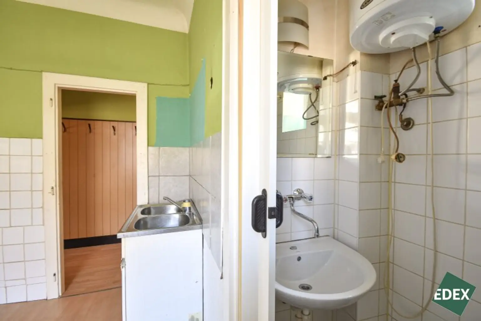 Charmante 2-Zimmer-Altbauwohnung mit separater Küche – renovierungsbedürftig, aber mit viel Potenzial!