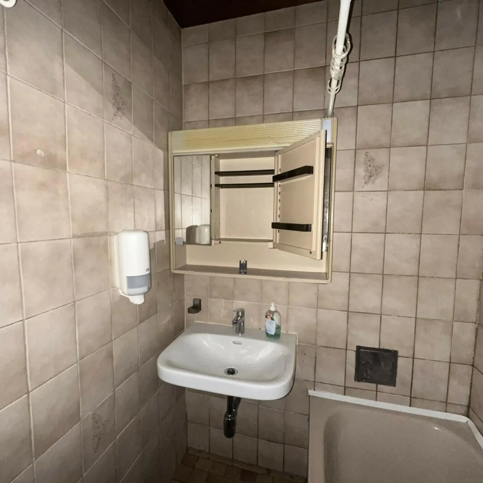 Sanierungsbedürftige 4 Zimmer Wohnung mit Potential