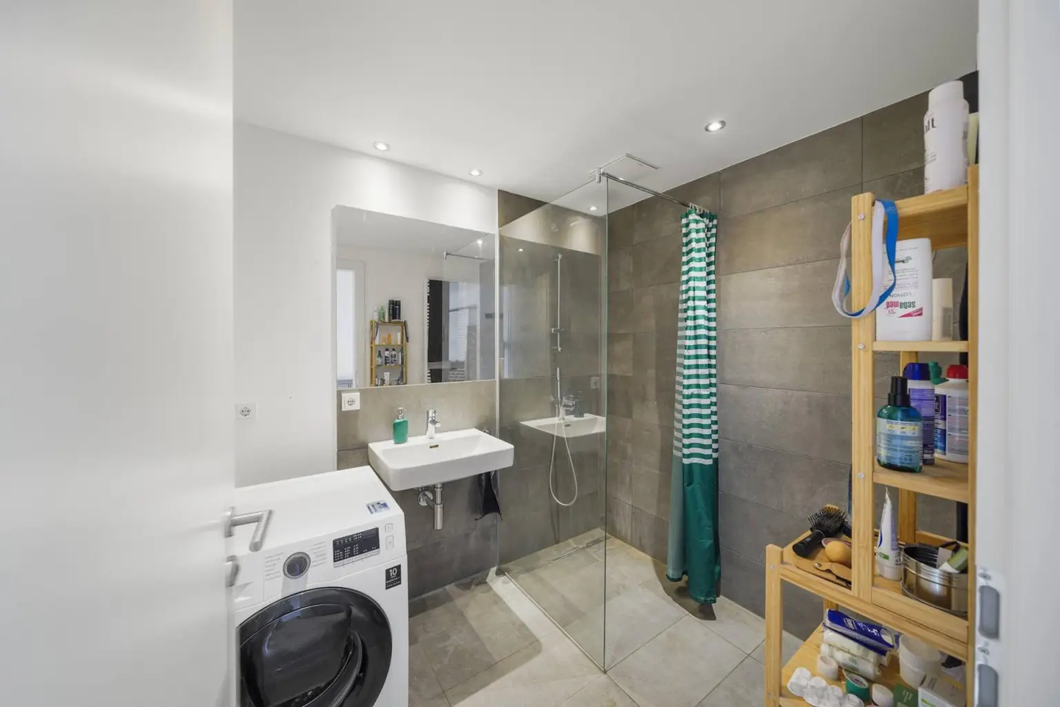 "Neubau-Traum mit Pool & XXL-Balkon - Einziehen & Wohlfühlen!"