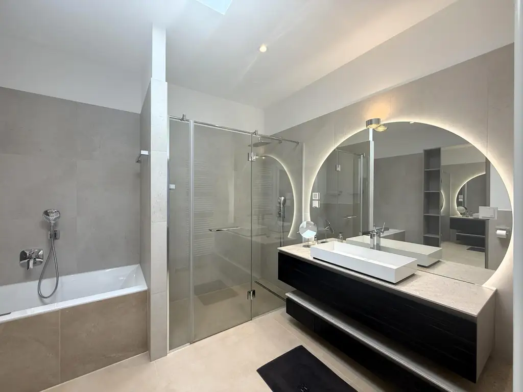 Luxus Penthouse mit Outdoor-Jacuzzi wird komplett möbliert vermietet // Luxury penthouse with outdoor Jacuzzi available for rent, fully furnished //