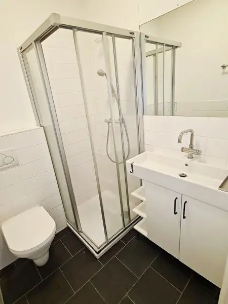 MÖLLWALDPLATZ, gepflegte 59 m2 Altbau, Wohnküche, 1 Zimmer, Duschbad, Parketten, Flügeltüren, U1-Nähe