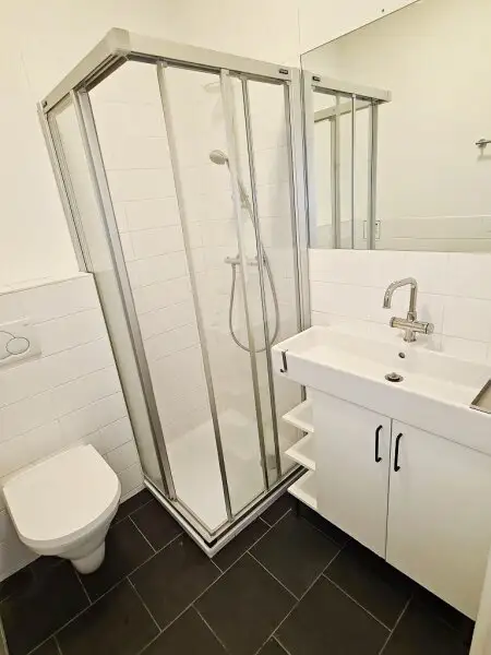 MÖLLWALDPLATZ, gepflegte 59 m2 Altbau, Wohnküche, 1 Zimmer, Duschbad, Parketten, Flügeltüren, U1-Nähe