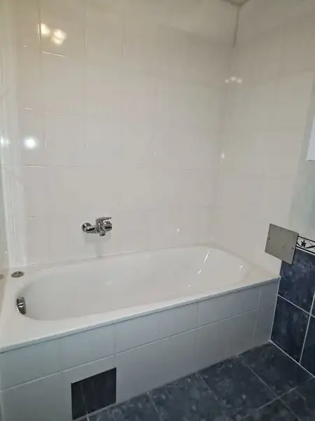 NASCHMARKT-NÄHE, 62 m2 Dachgeschoß, 2 Zimmer, Küche, Wannenbad, Parketten, U4-Nähe, Kettenbrückengasse