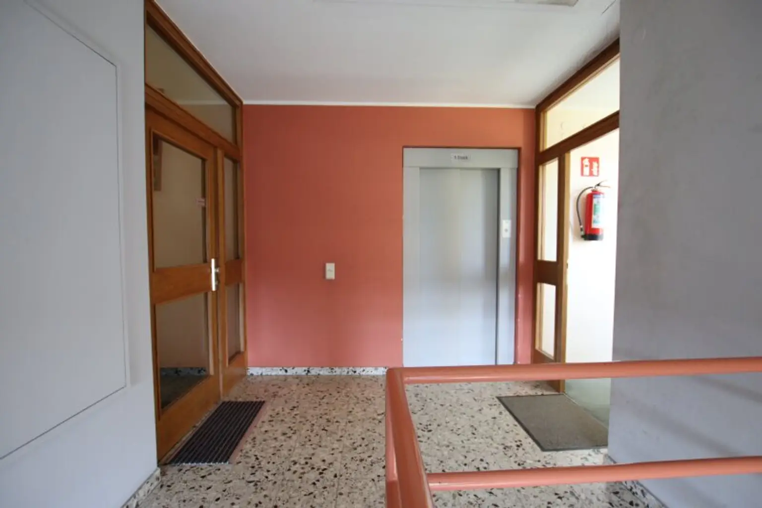 Kernsanierte und schöne 2 Zi Wohnung im 5. und letzten OG mit Garage in Klagenfurt - Karl-Landsteiner-Gasse