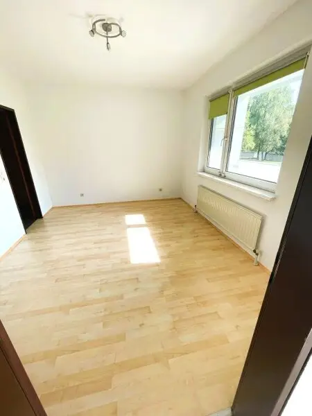 2-Zimmer Wohnung mit Loggia, separater Küche und Blick in den begrünten Innenhof