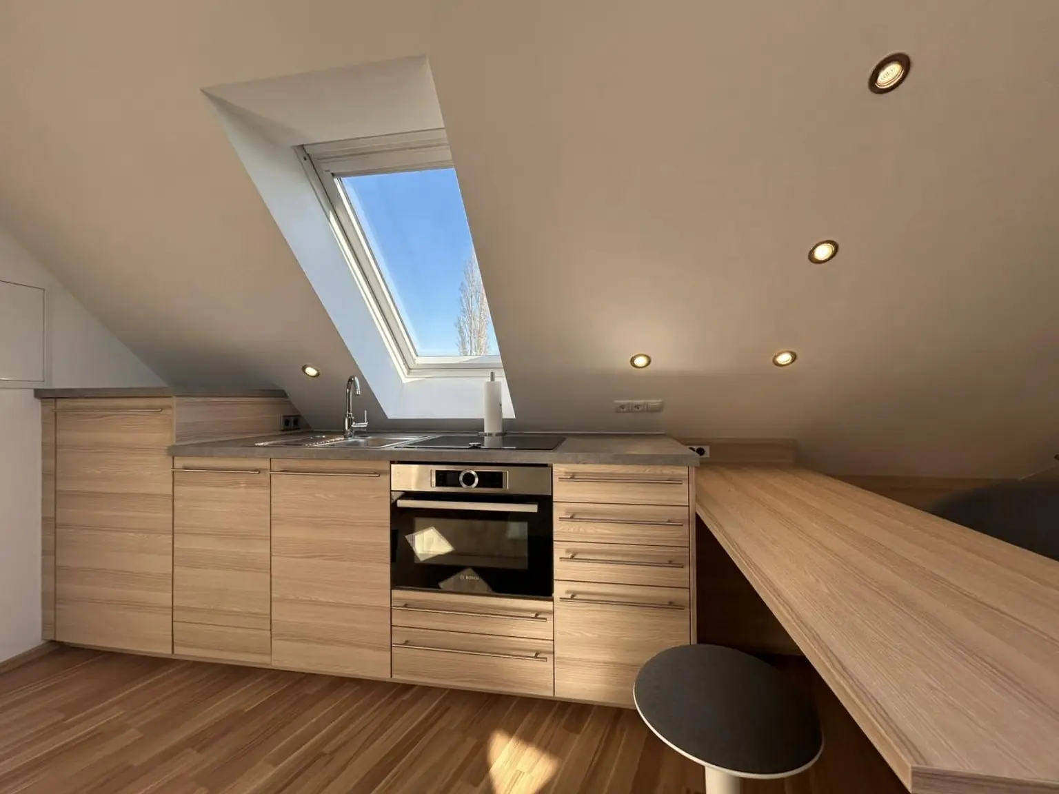 Moderne, möblierte 1-Raum-Dachwohnung