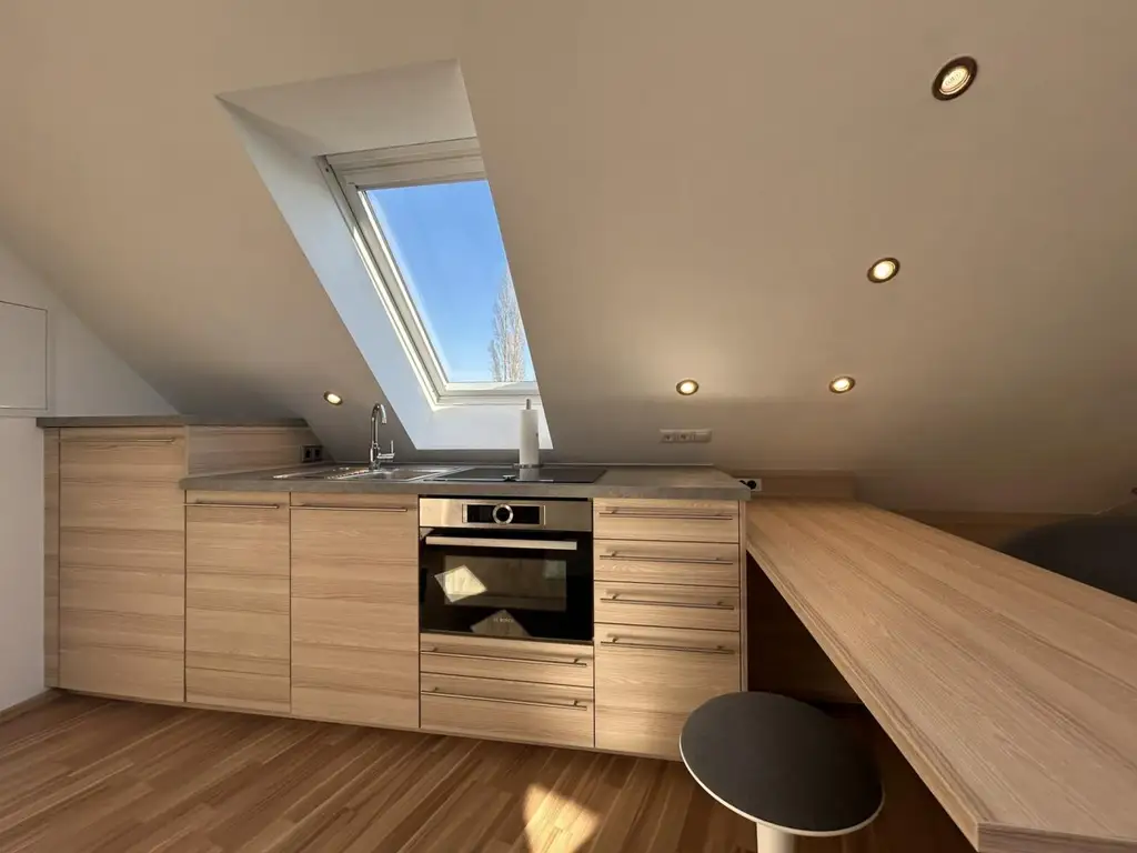 Moderne, möblierte 1-Raum-Dachwohnung