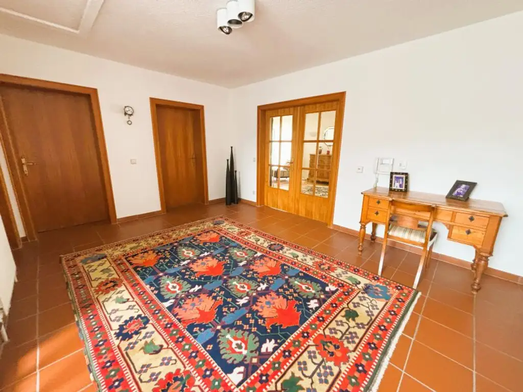 Geschmackvolles Wohnhaus mit Büroeinheit, Garten & Pool im Zentrum von Neumarkt