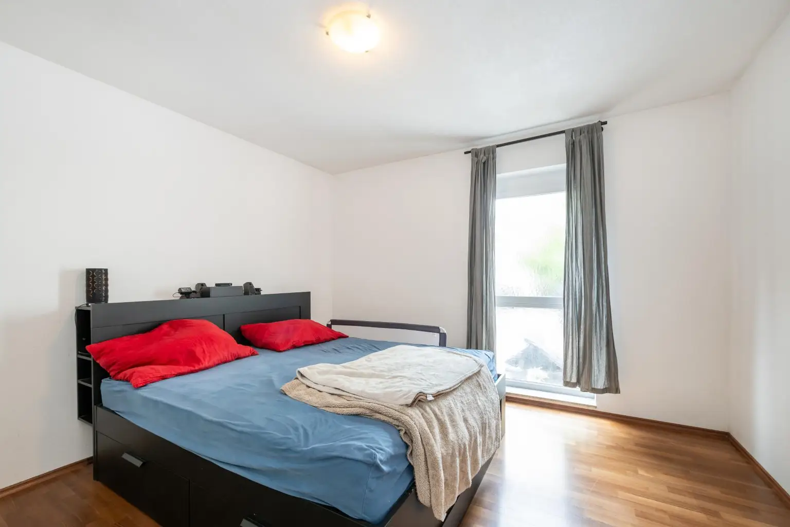 Großzügiges Schlafzimmer