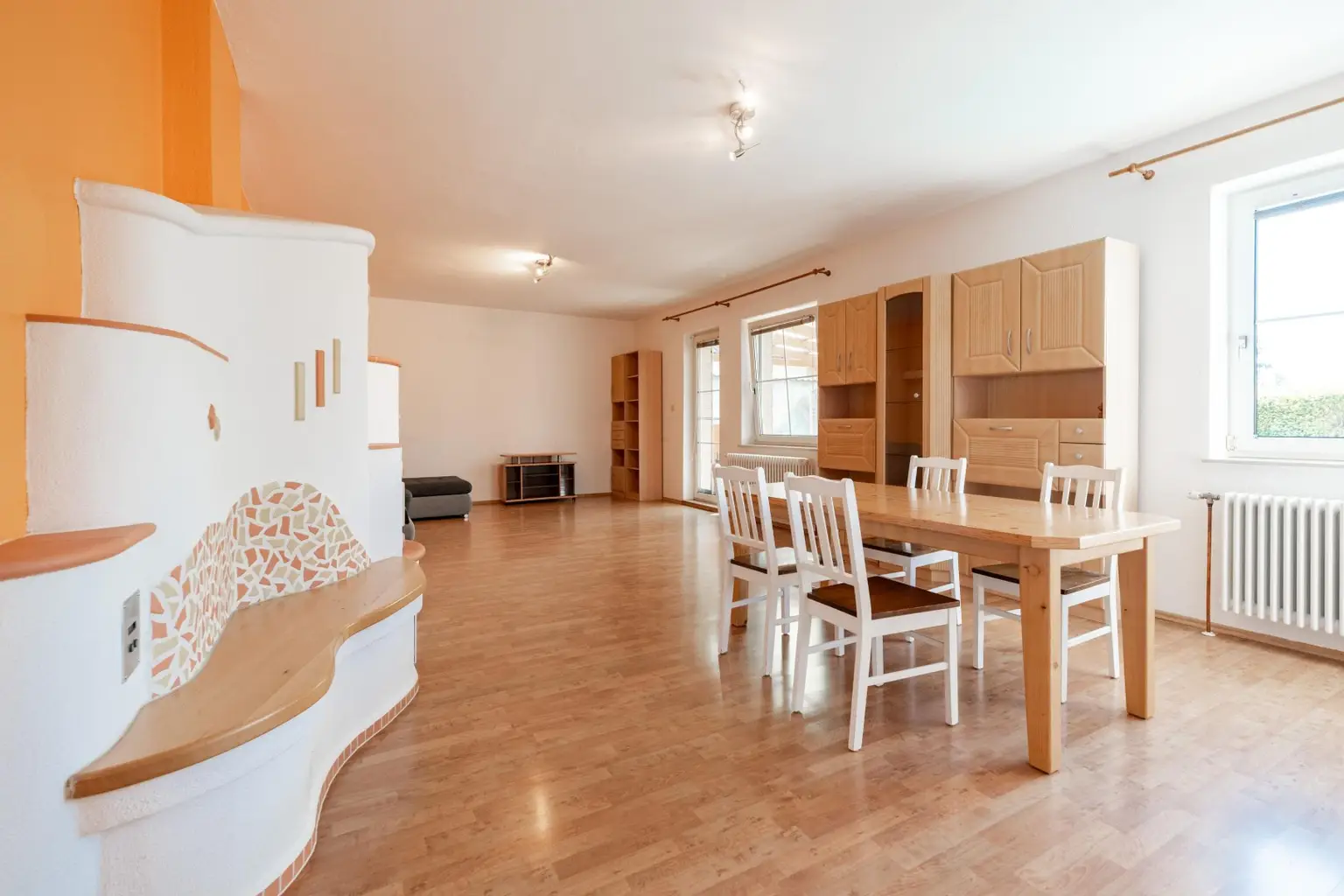 Ihr neues Zuhause: Haus mit Pool, Wintergarten & Komfort