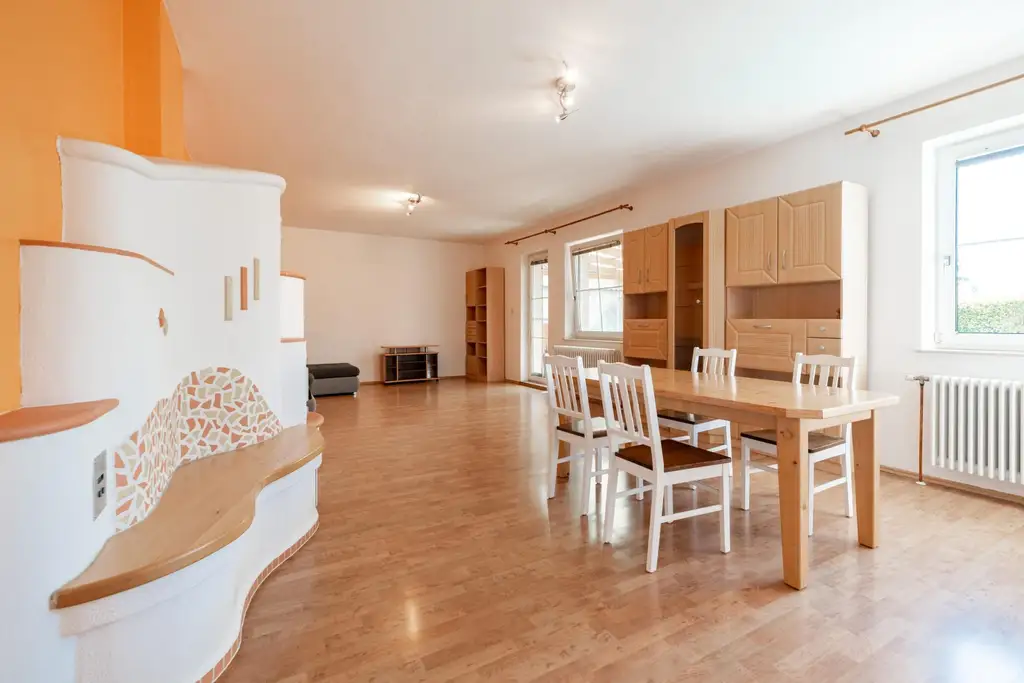 Ihr neues Zuhause: Haus mit Pool, Wintergarten & Komfort