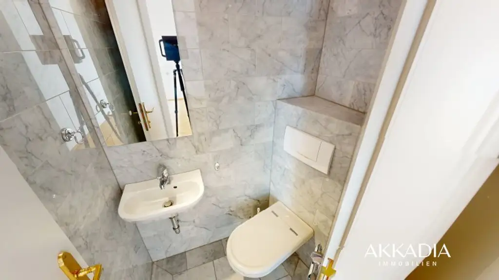 Elegante Dachgeschosswohnung mit Gartenblick, Terrassen und Garage