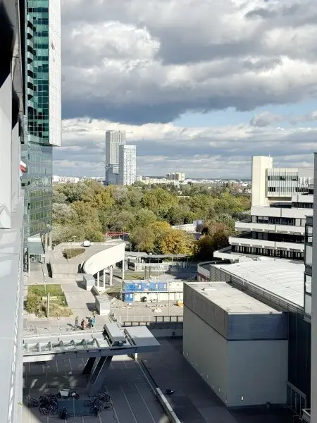 Traumlage bei der UNO-City – moderne Wohnung mit Loggia