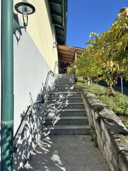 ** LEGENDE IN DER WEINIDYLLE ** D. Ehrensdorf !! Gepflegtes Haus mit ca. 245 m2 Nfl. in gediegener Ortsrandlage - Hauptwohnsitz möglich !!