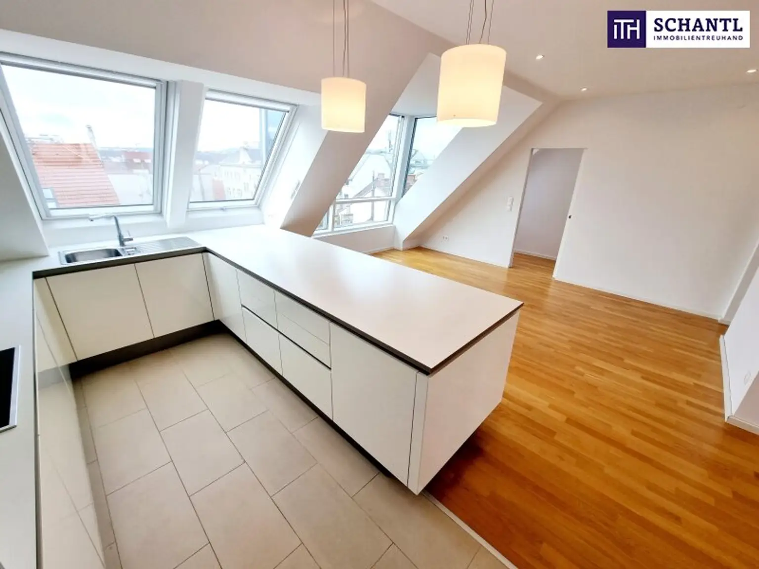 WOW! Lichtdurchflutete Traumwohnung mit hofseitiger Terrasse! Neues Lebensgefühl im Dachgeschoss mit perfekter Raumaufteilung + Kamin + Ideale öffentliche Anbindung! Jetzt zugreifen!