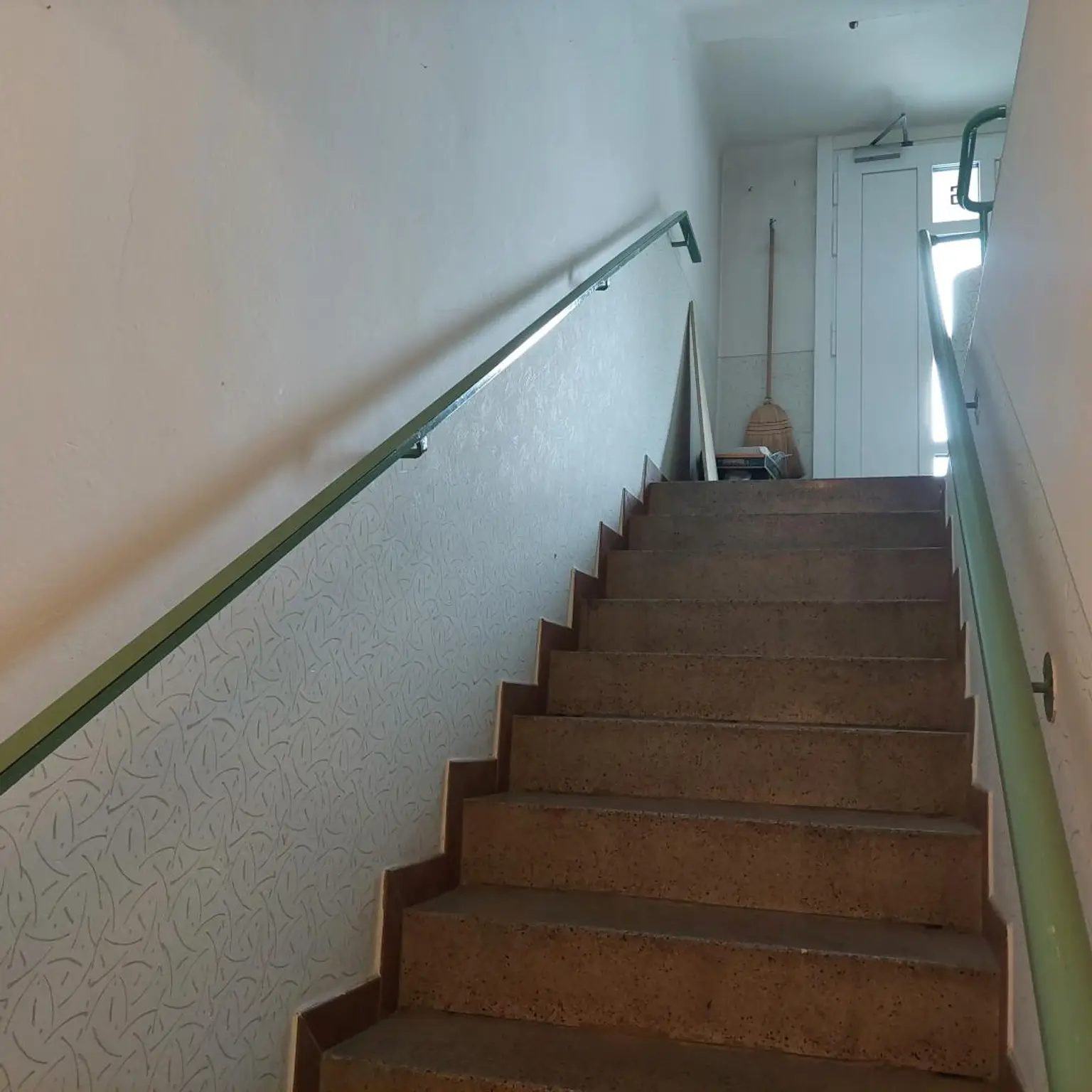Mehrparteienhaus mit zwei Geschäftslokalen