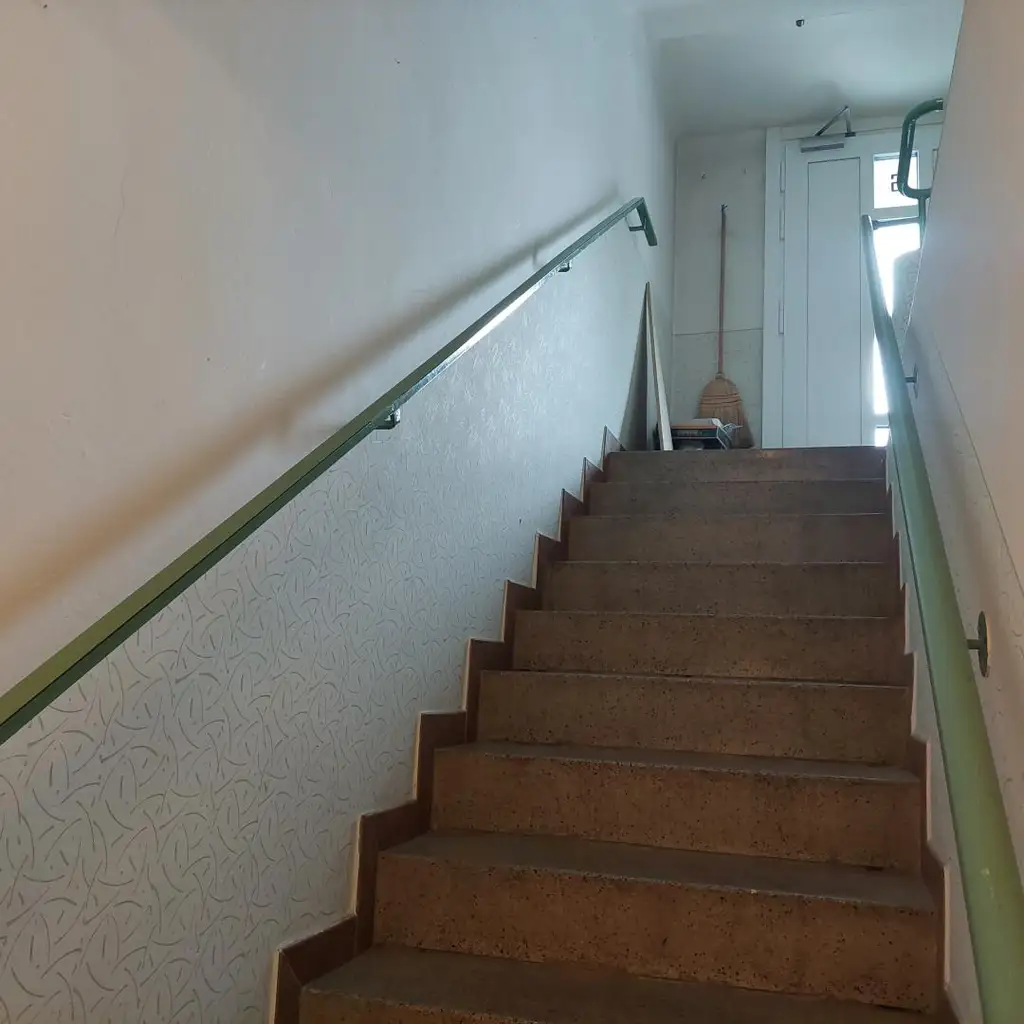 Mehrparteienhaus mit zwei Geschäftslokalen