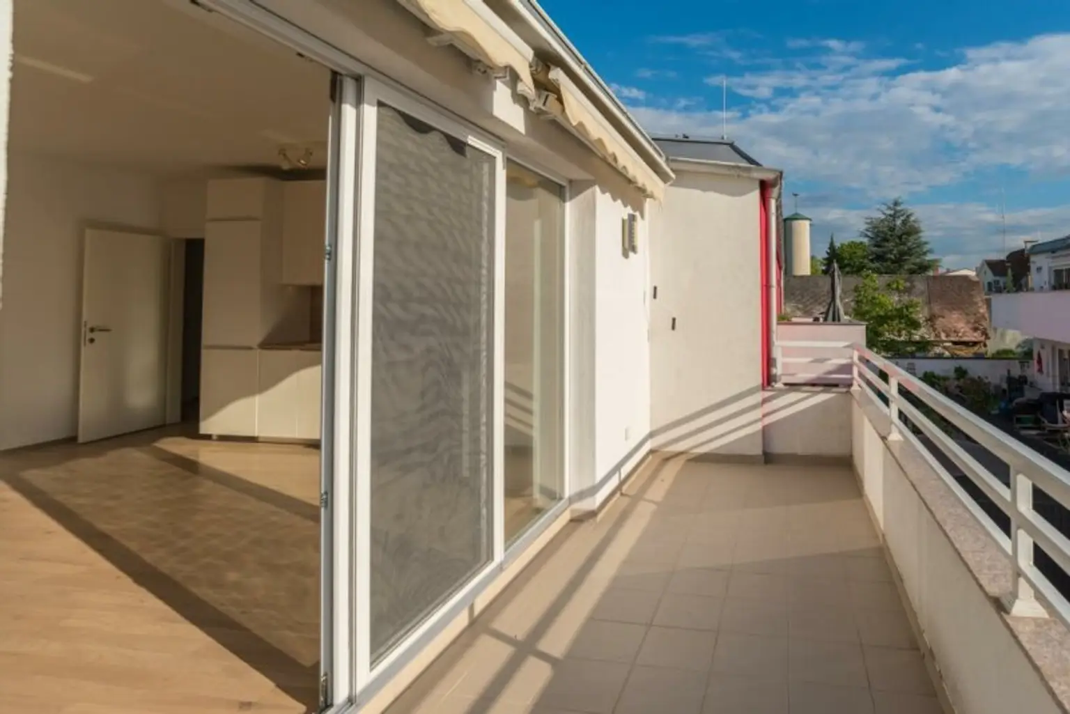 Schöne 3 Zimmerwohnung mit Balkon und 2 PKW Stellplätzen
