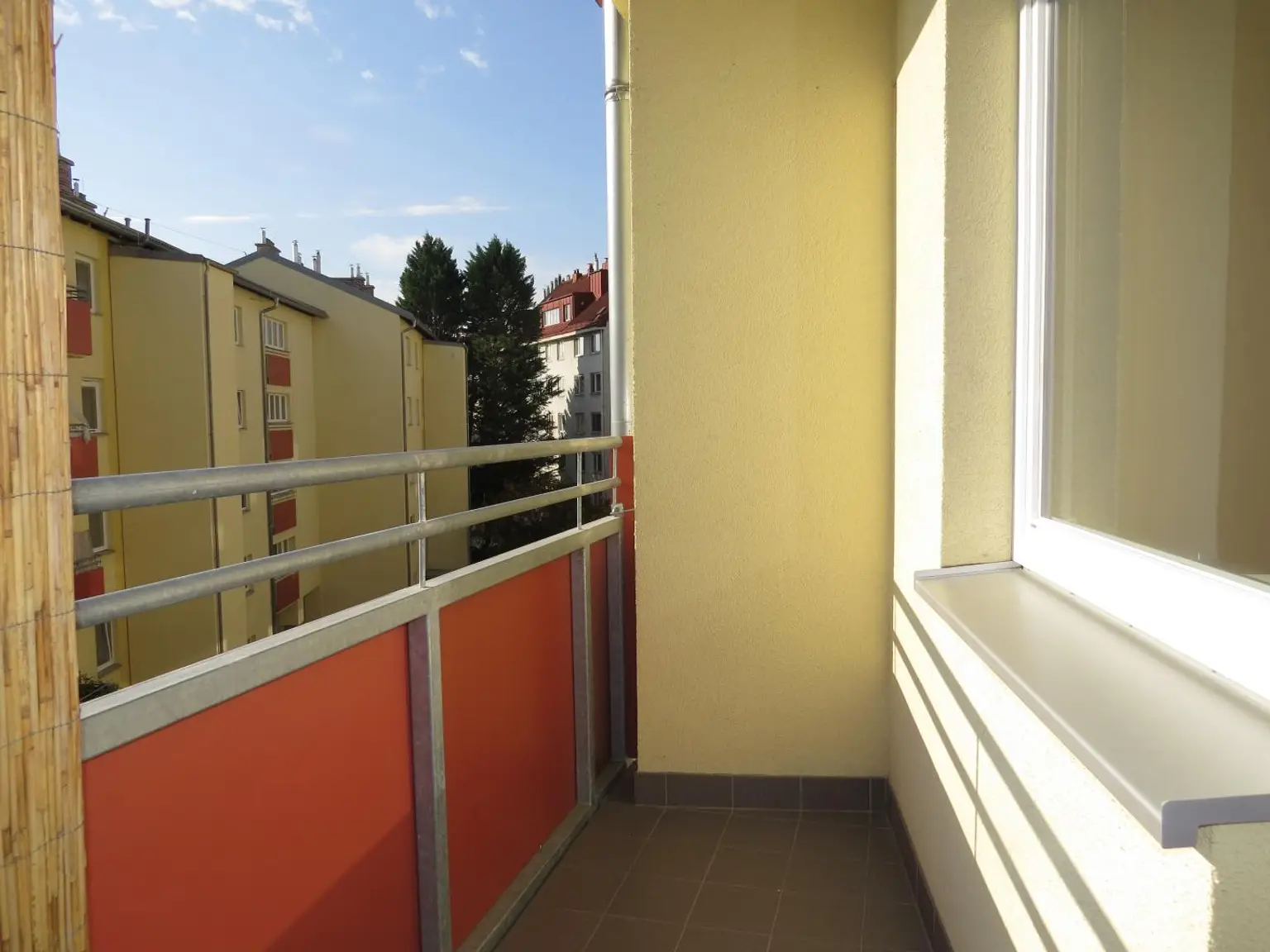 PRIVATVERKAUF: 1190 Wien/bei Nussdorf, Donauinsel: Entzückende Garconniere im 3. Stock mit Balkon