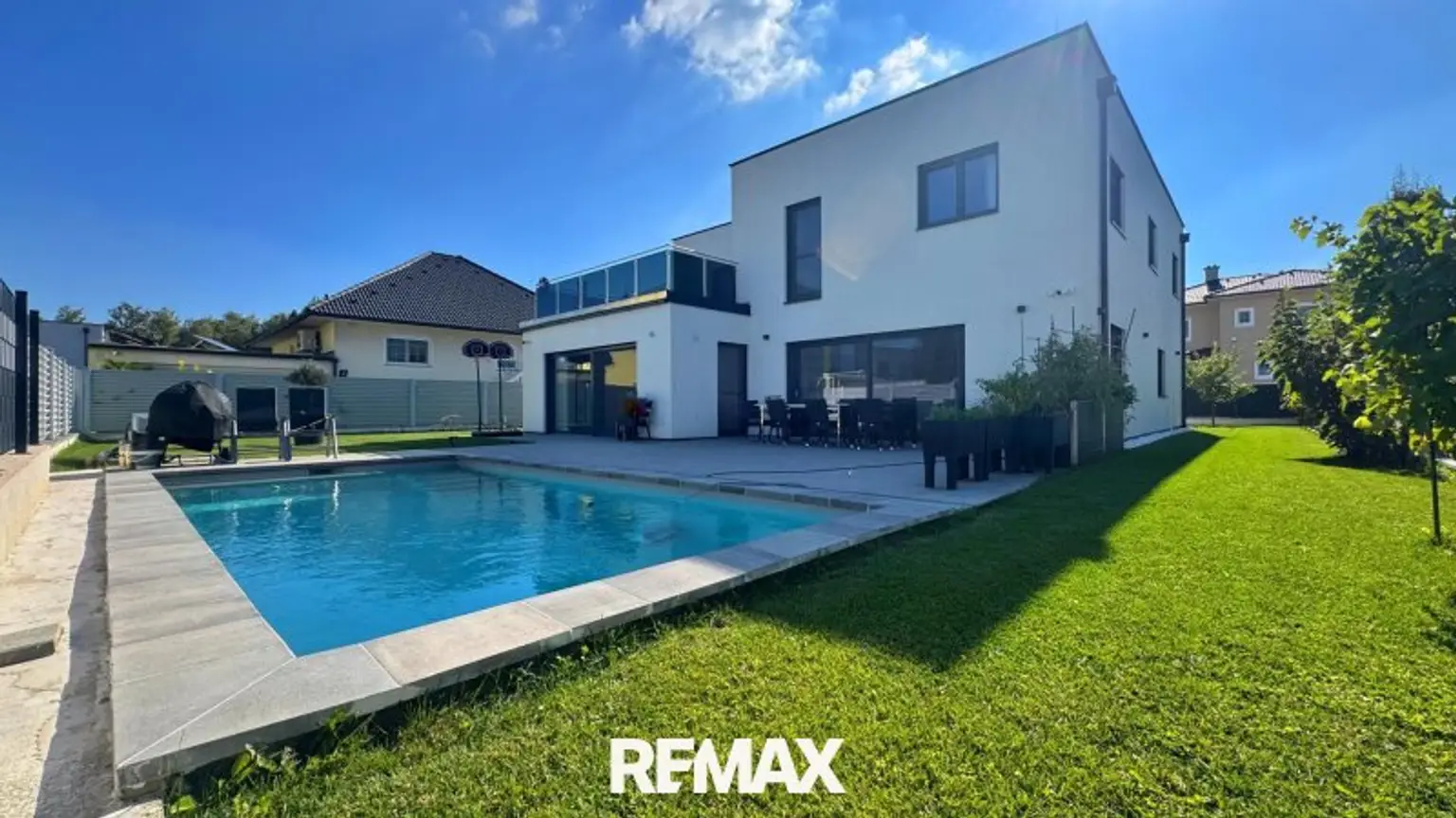 Haus mit Poolansicht Garten