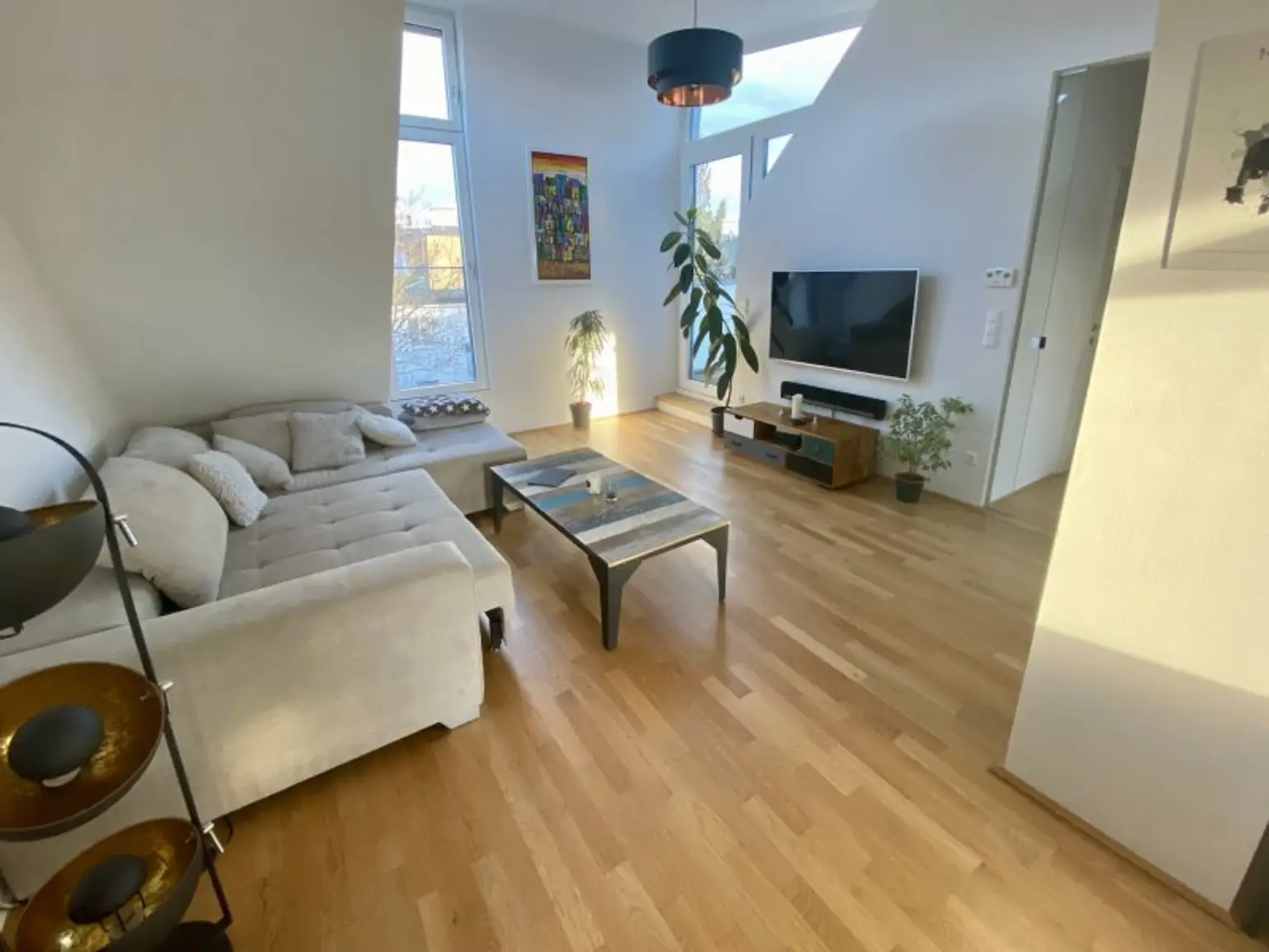 VOLL MÖBLIERTES traumhaft ruhiges Dachgeschoss-Appartement mit Terrasse und perfektem Öffi-Anschluß