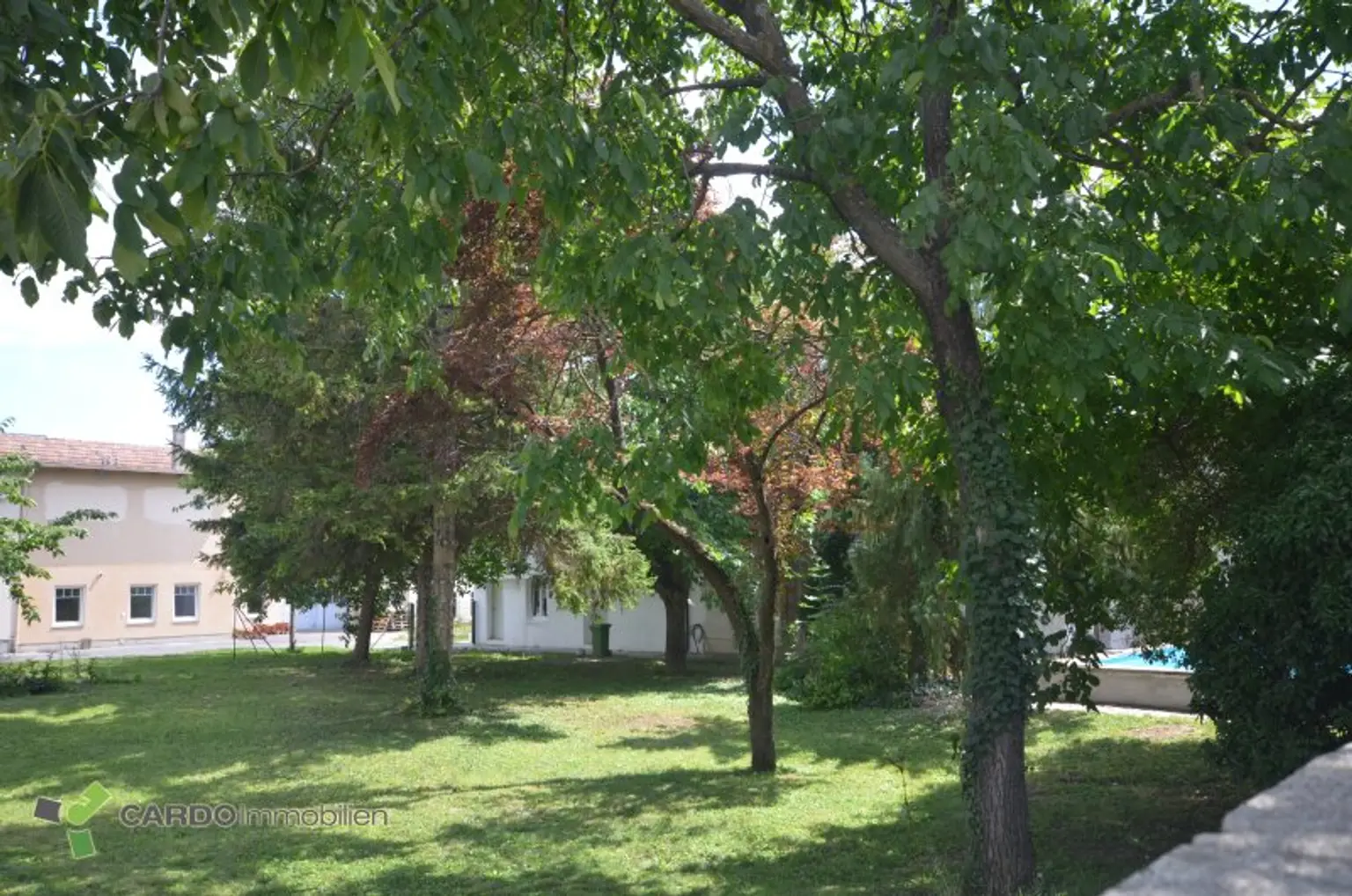 Frisch sanierte Stockhaus mit Pool in Grünlage, ruhigen Nebenstraße
