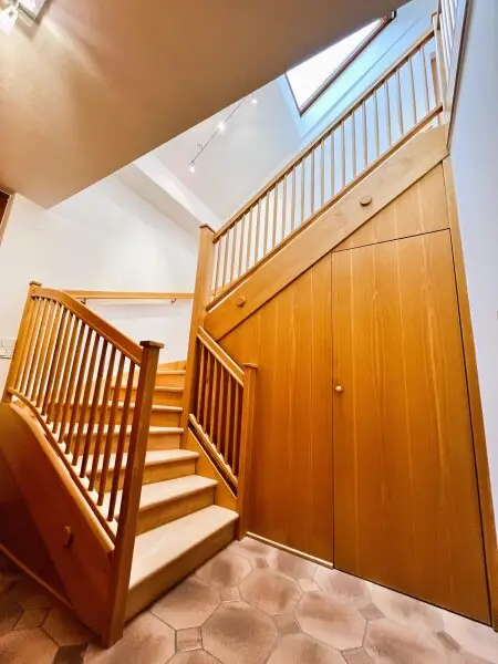 Stiegenaufgang mit Abstellraum