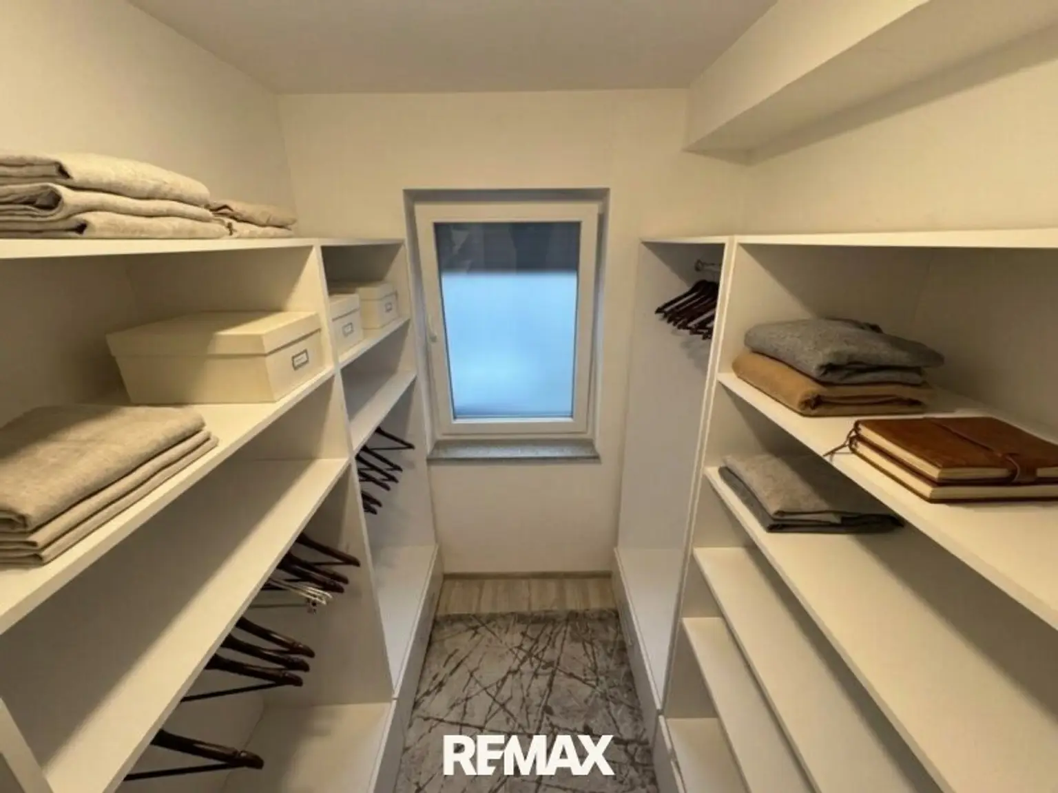 Begehbarer Schrank