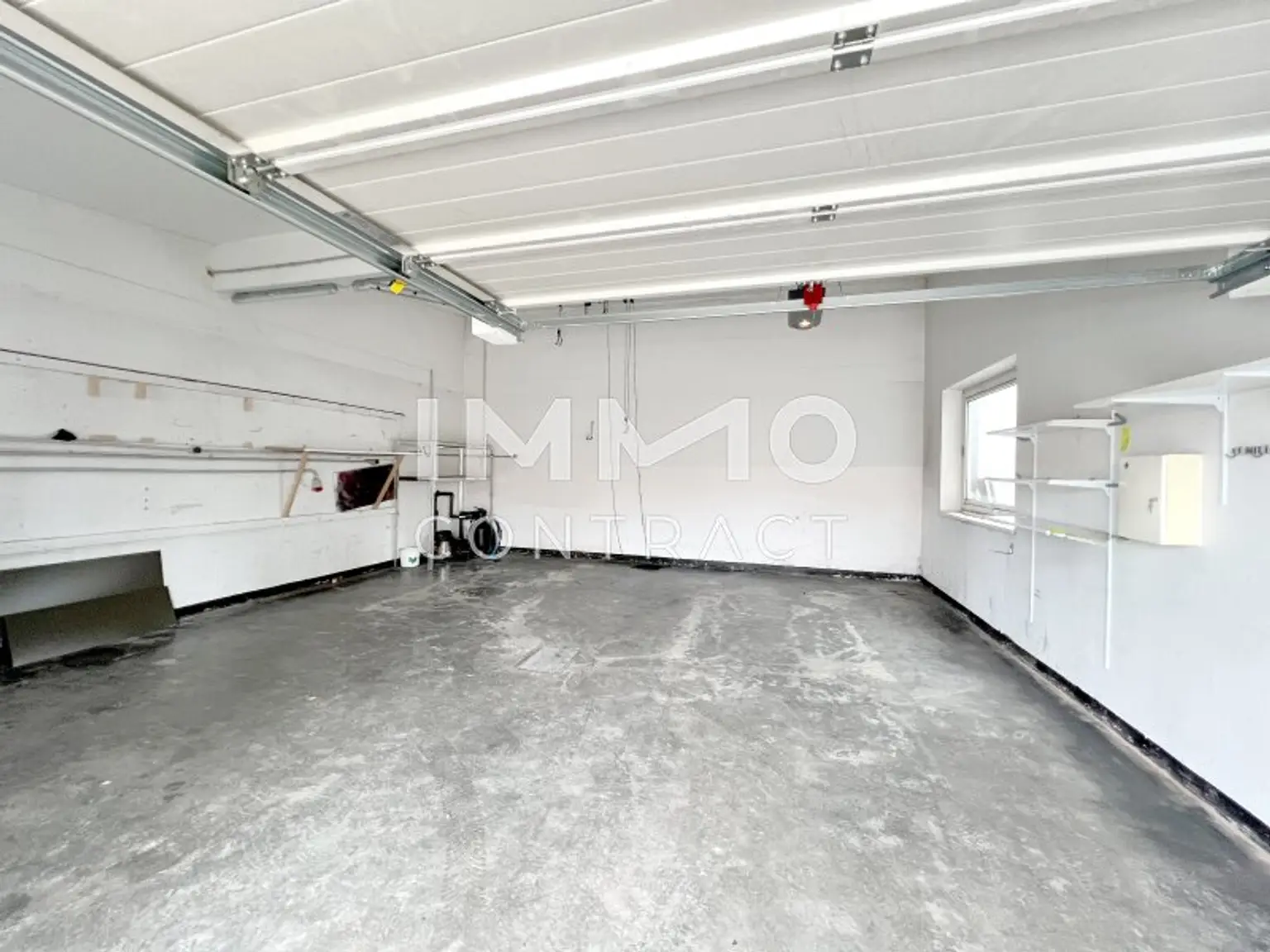 Großraumgarage mit Rolltor