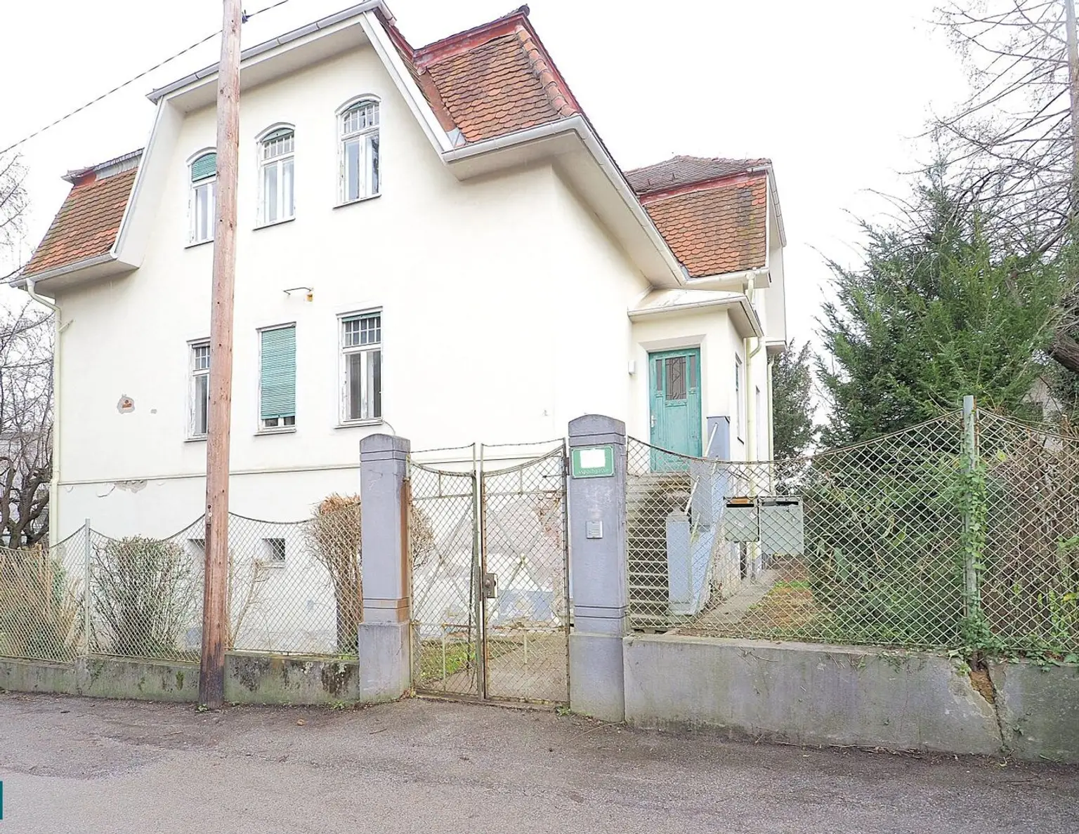 GRUNDSTÜCK MIT SANIERUNGSBEDÜRFTIGER VILLA IN GUTER LAGE