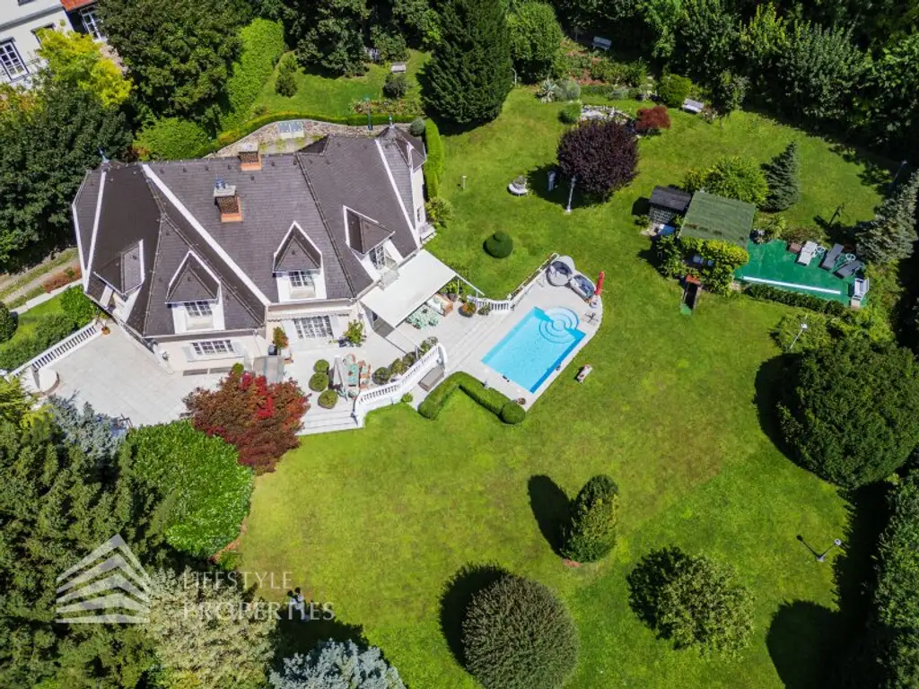 Beeindruckende Villa mit gepflegten Garten und Pool
