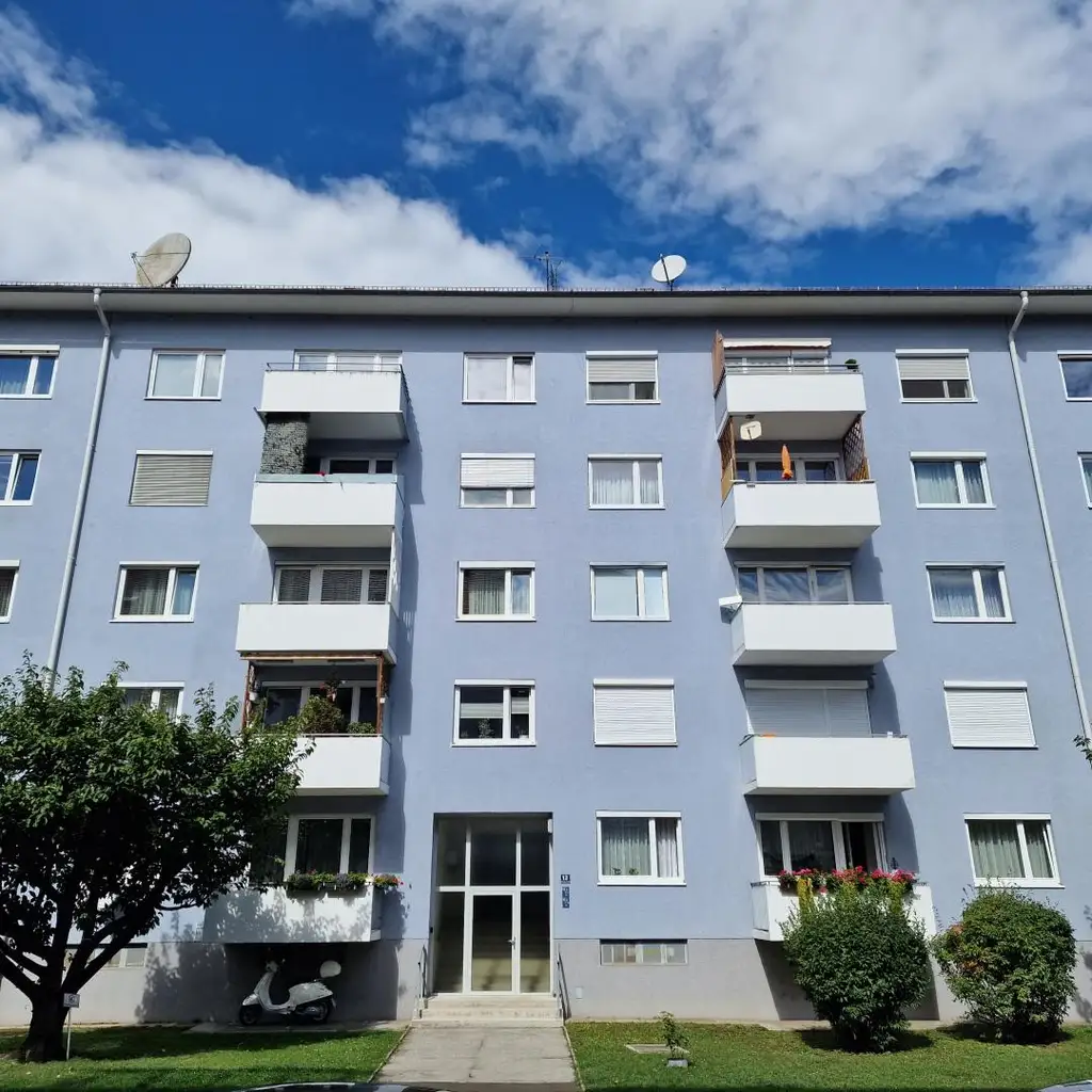 Gut aufgeteilte 4-Zimmer-Wohnung mit Balkon; barrierefreier Zugang vorhanden!