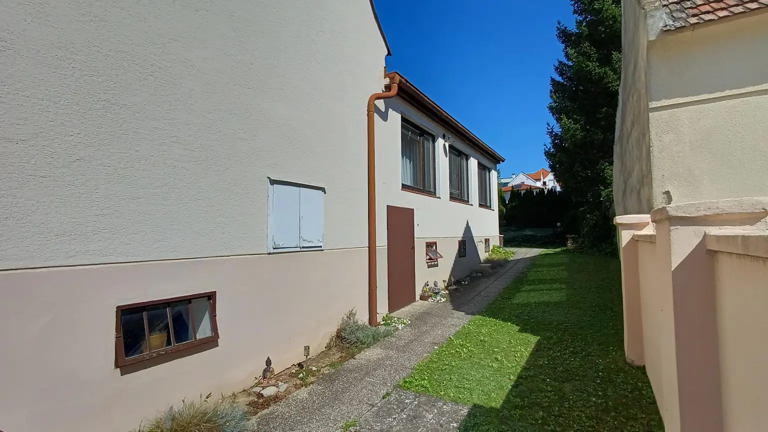 Einfamilienhaus, teilunterkellert mit Nebengebäuden und Garten