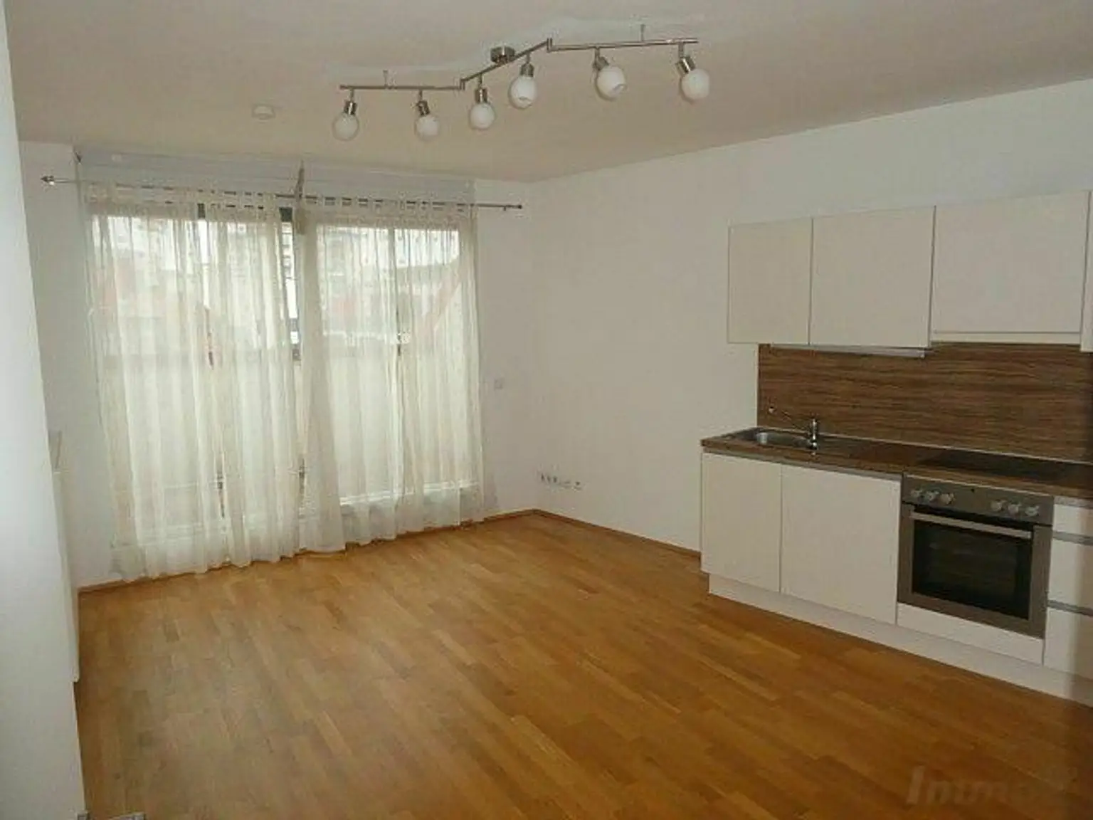 Provisionsfreie zweieinhalb Zimmerwohnung mit ruhigen Innenhofbalkon zwischen Dietrichsteinplatz und TU