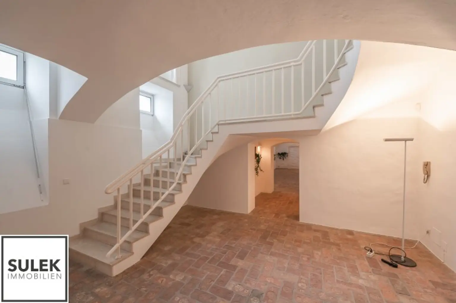 Ihr neuer Bürostandort am Stadtpark! Altbau mit großen Kellerräumlichkeiten - sofort beziehbar!