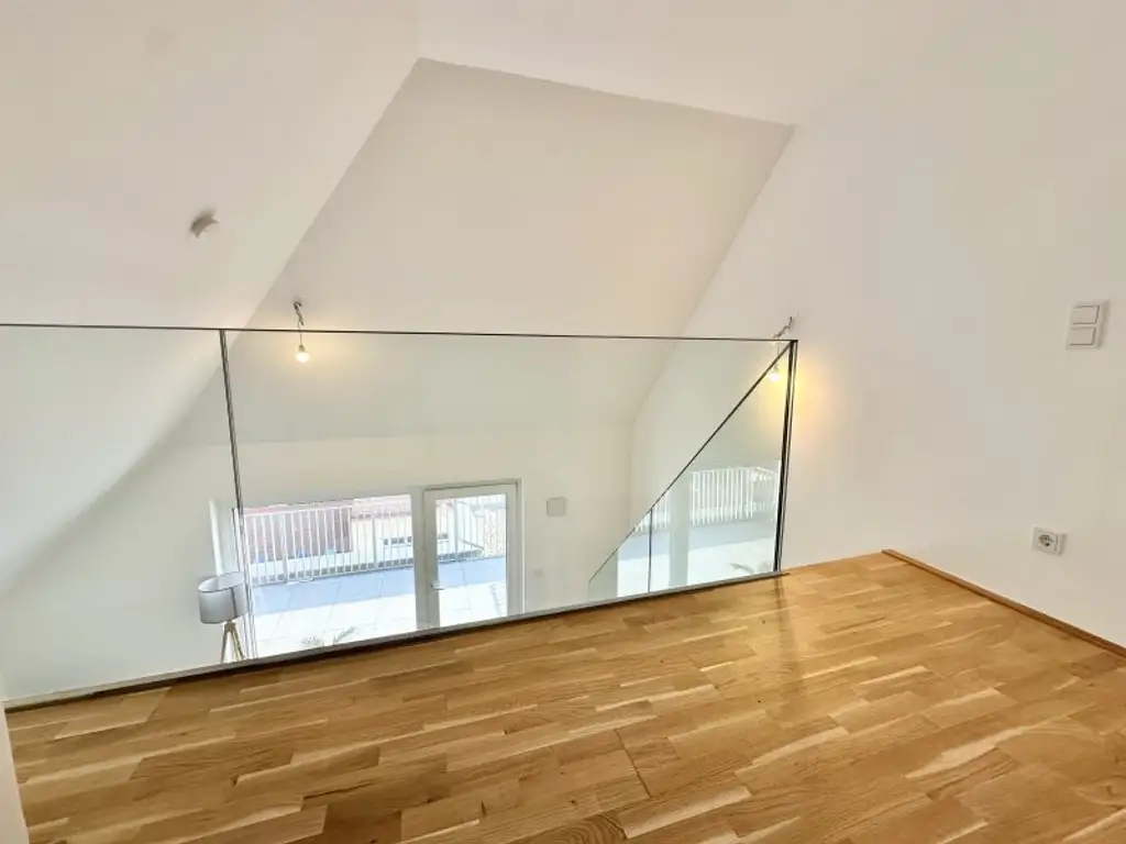 Hier müssen Sie schnell sein - AB SOFORT BEZIEHBAR!! Tolle 3 Zimmerdachgeschosswohnung + zwei Terrassen! Absolute Toplage! U1 Kagranerplatz!!