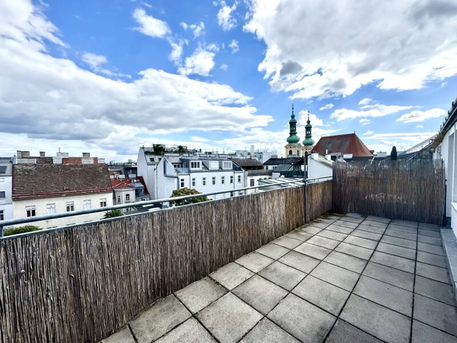 NEU! Lichdurchflutete Maissonette Dachgeschosswohnung mit Dachterrasse im Servitenviertel zu vermieten! Mit Blick auf Stephansdom und Kahlenberg!