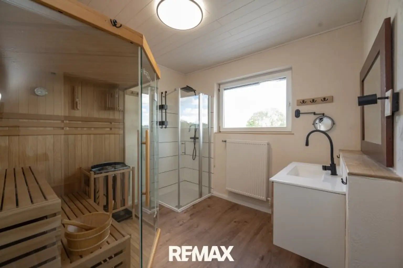 Badezimmer (OG) mit Sauna