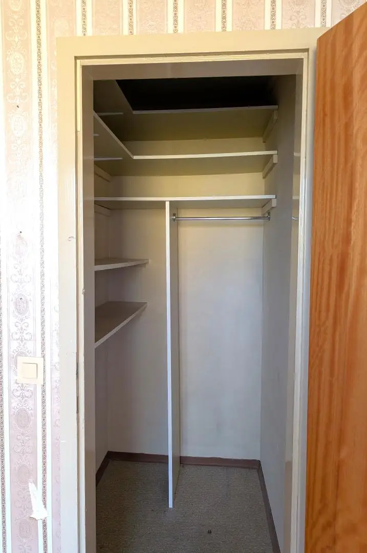 Sanierungsbedürftige 3-Zimmer-Eigentumswohnung mit Balkon, Loggia und Garage