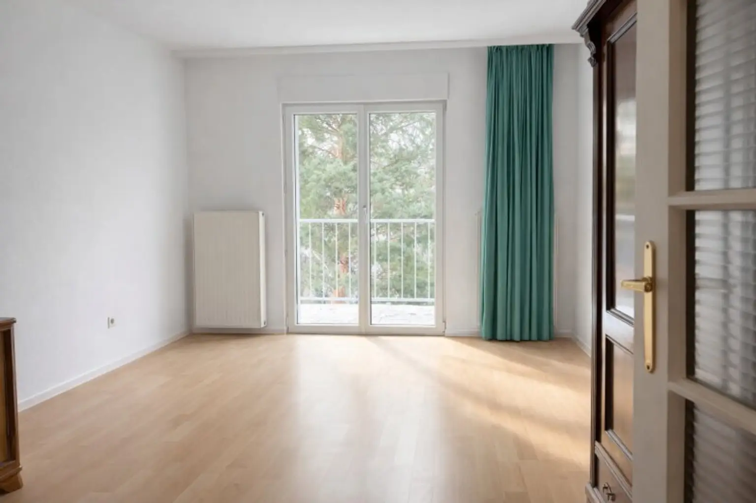 Schlafzimmer mit Balkon Ausgang